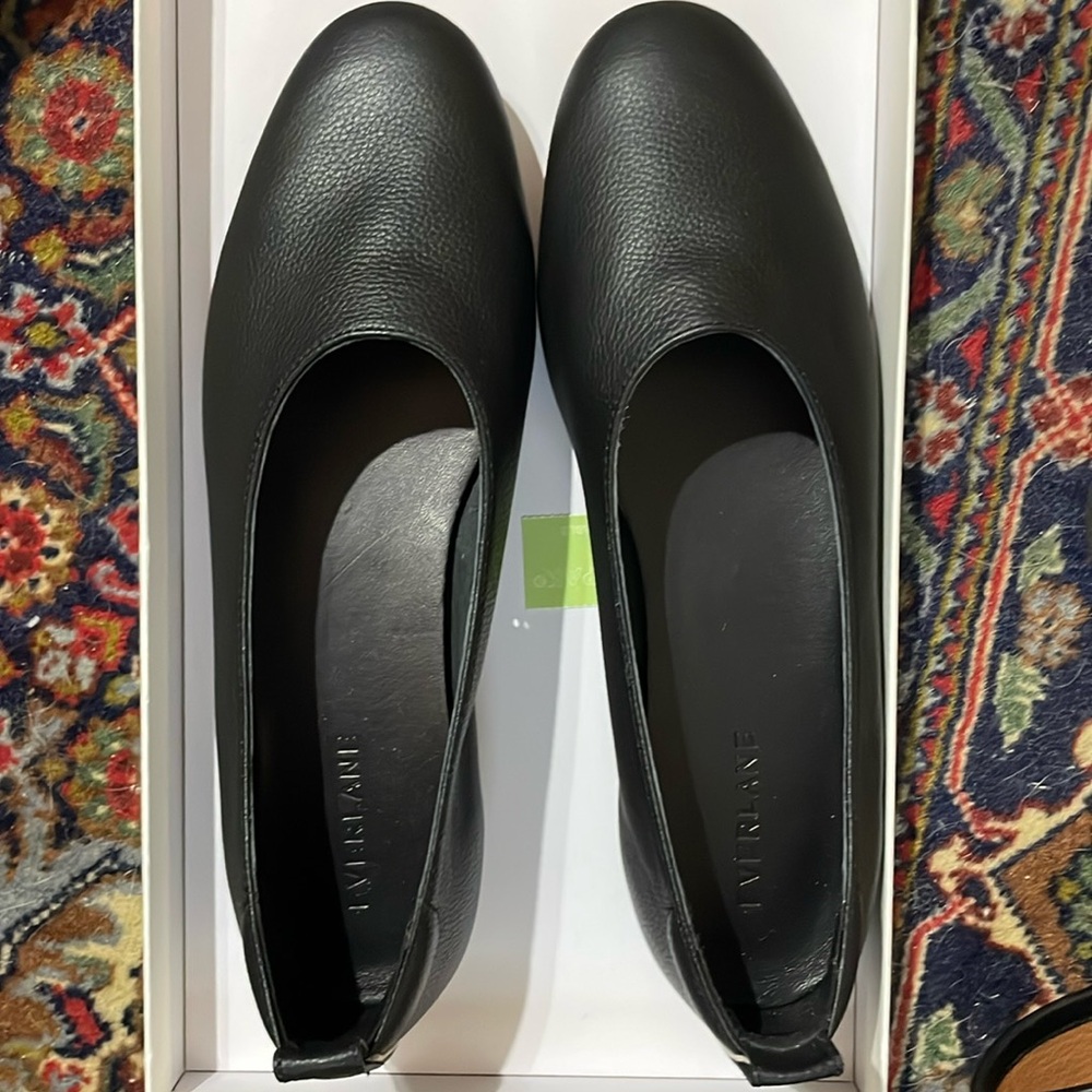 Black leather Everlane Italian Day Glove flat. Size 7.5 women’s.